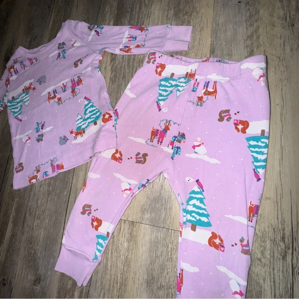 ☀️6/$20☀️ Old Navy Kids Pajama Set in Lavender with Holiday Print